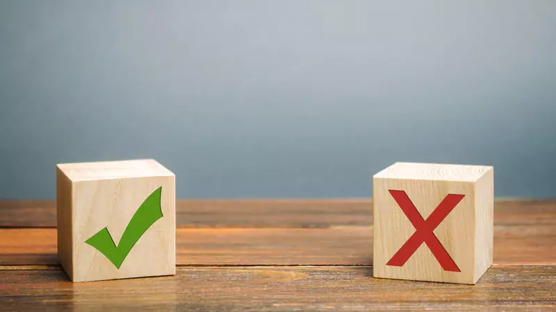 pros-and-cons-of-being-a-nurse-navigator-depicted-with-checkmark-and-cross-blocks