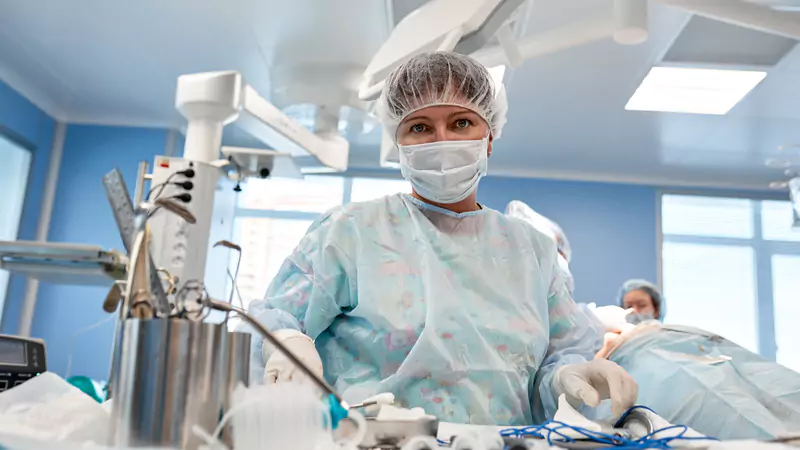 nurse-anesthetist-in-operating-room-monitoring-patient